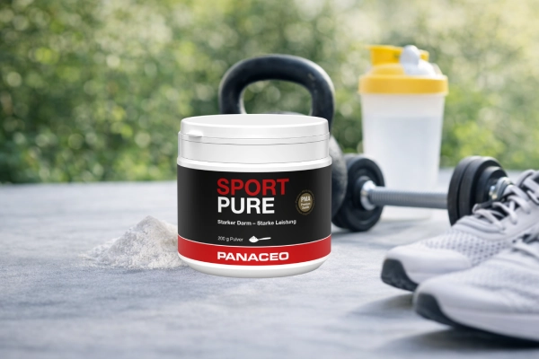 SPORT PURE – PMA-Zeolith für sportliche Leistung SPORT PURE mit PMA-Zeolith neben Trainingsausrüstung